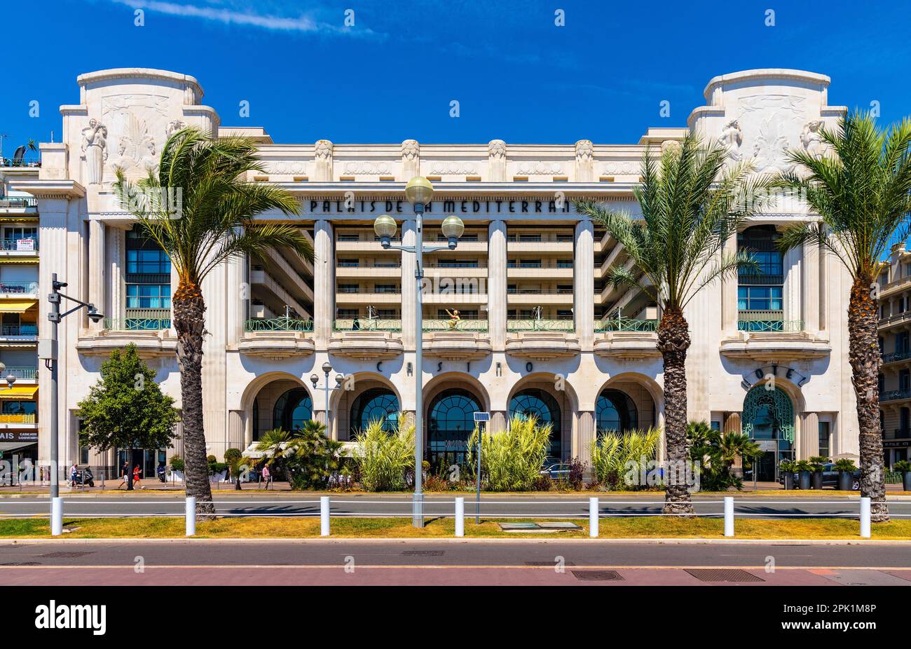 Nizza, Frankreich - 7. August 2022: Historisches Palais De La Mediterranee Casino Palace an der Promenade des Anglais am Strand von Nizza an der französischen Riviera Stockfoto