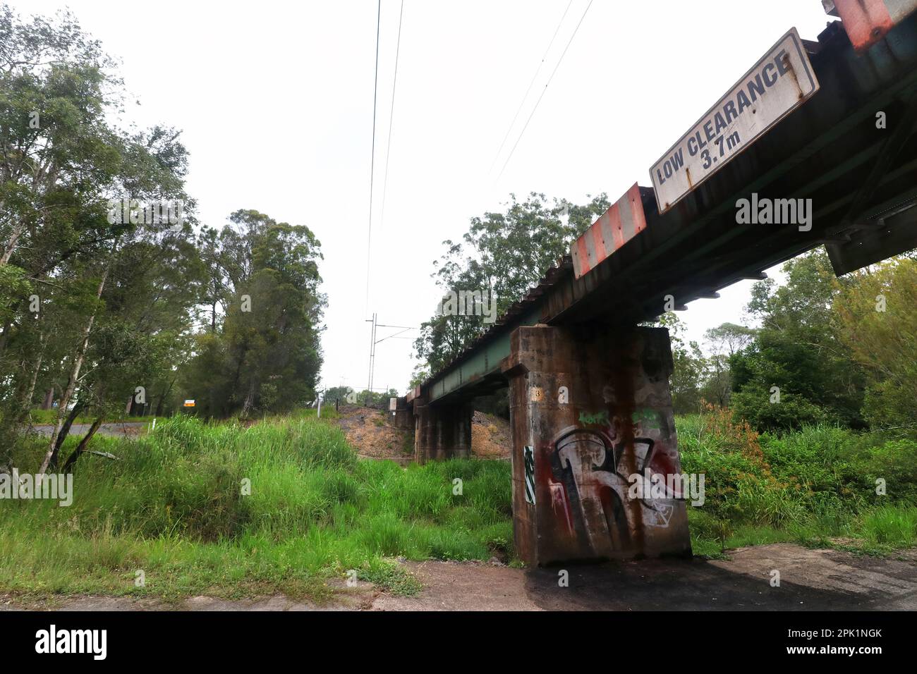 Bahngleise und Brücke in den Buschländern voller Graffiti Stockfoto