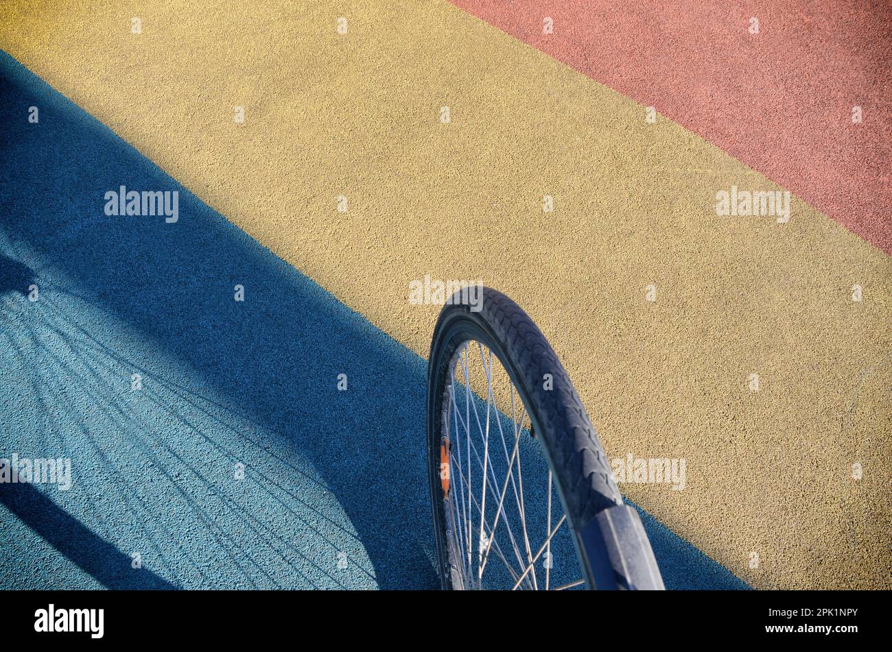 Fahrradreifen auf farbenfrohem Hintergrund Stockfoto