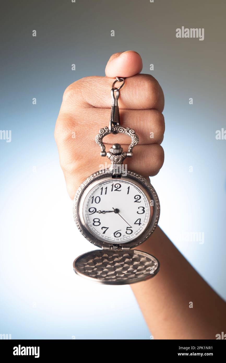 Taschenuhr in der Hand, die die Zeit zeigt Stockfoto