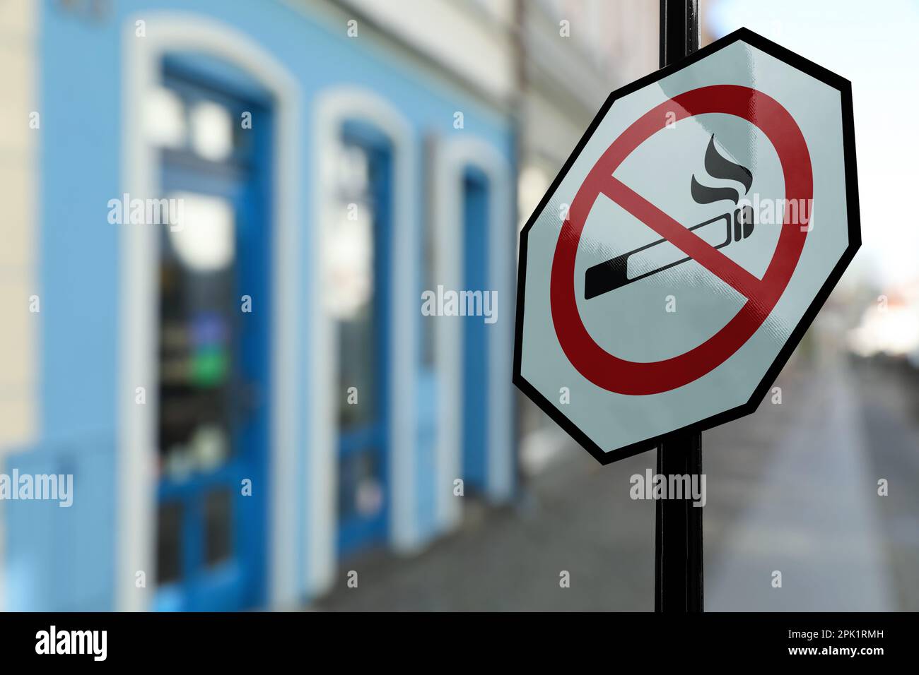 Schild „Rauchen verboten“ auf der Straße der Stadt. Platz für Text Stockfoto