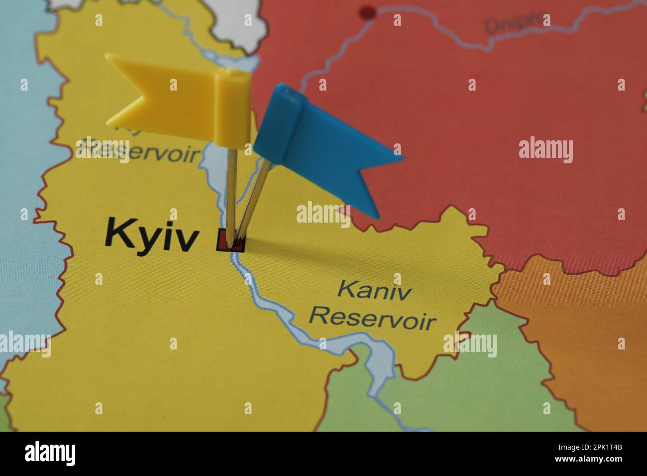 Karte der Ukraine mit blauen und gelben Flaggen-Stecknadeln auf Kiew, Nahaufnahme Stockfoto