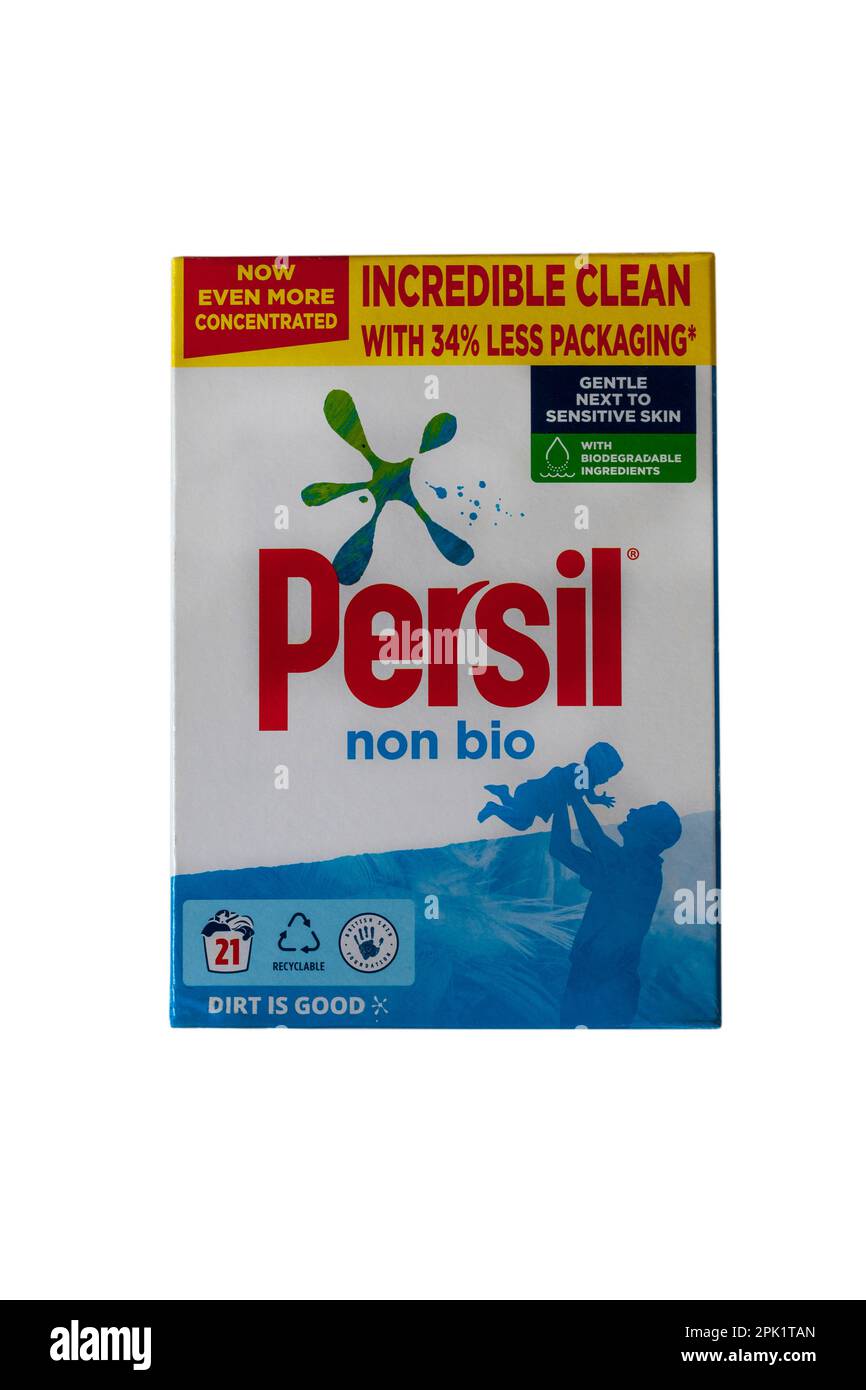 Karton mit nicht biologischem Waschpulver von Persil jetzt noch konzentrierter unglaublich sauber mit 34 % weniger Verpackung isoliert auf weißem Hintergrund Stockfoto