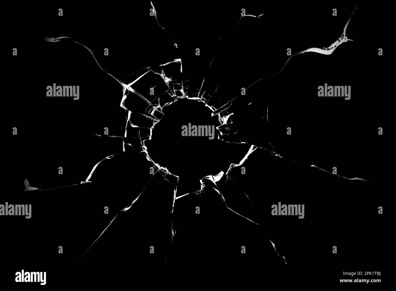 Konzept des Glasbruchs mit Loch für Design auf schwarzem Hintergrund Stockfoto