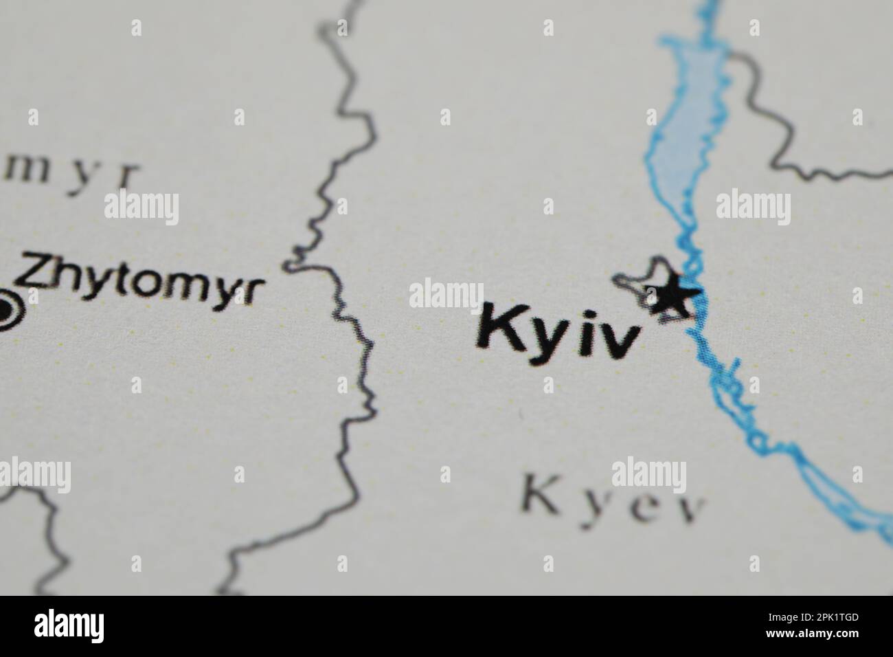 MYKOLAIV, UKRAINE - 09. NOVEMBER 2020: Stadt Kiew auf Karte der Ukraine markiert, Nahaufnahme Stockfoto