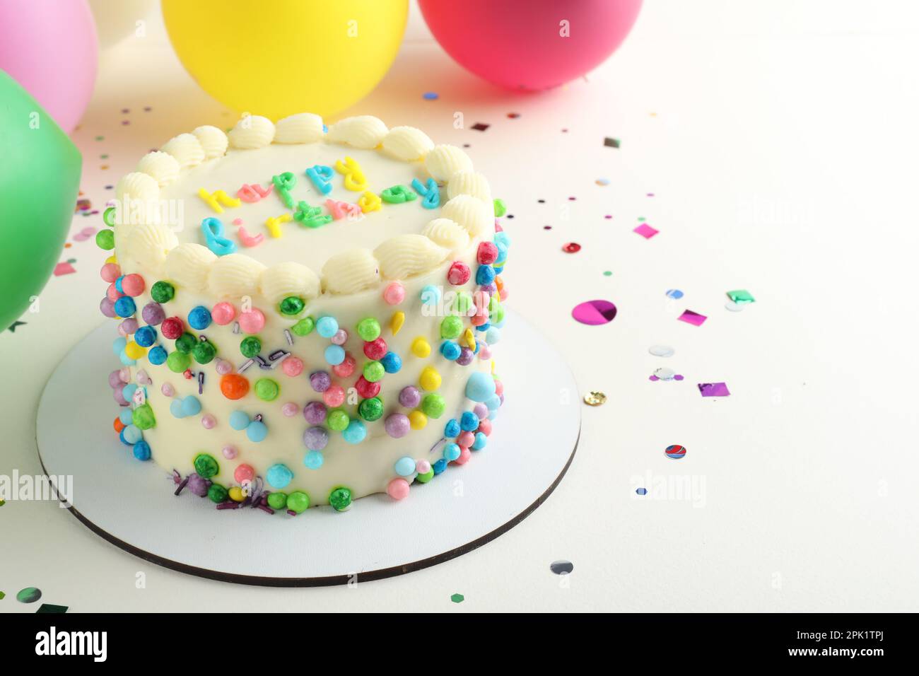 Süßer Bento-Kuchen mit leckerer Creme und Einrichtung auf weißem Hintergrund Stockfoto
