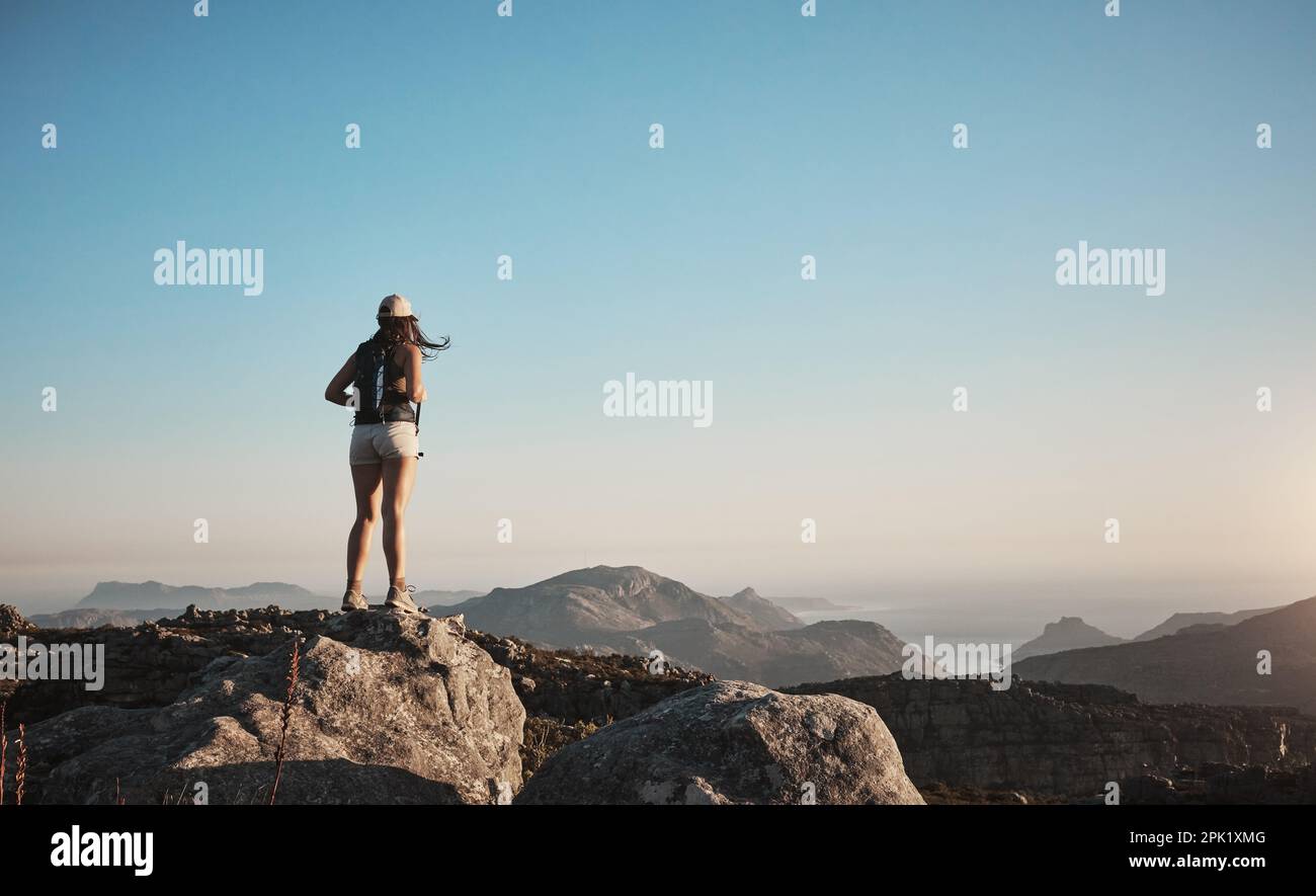 Jede Aussicht ist ein Geschenk der Natur. Eine junge Frau, die einen Berg hochwandert. Stockfoto