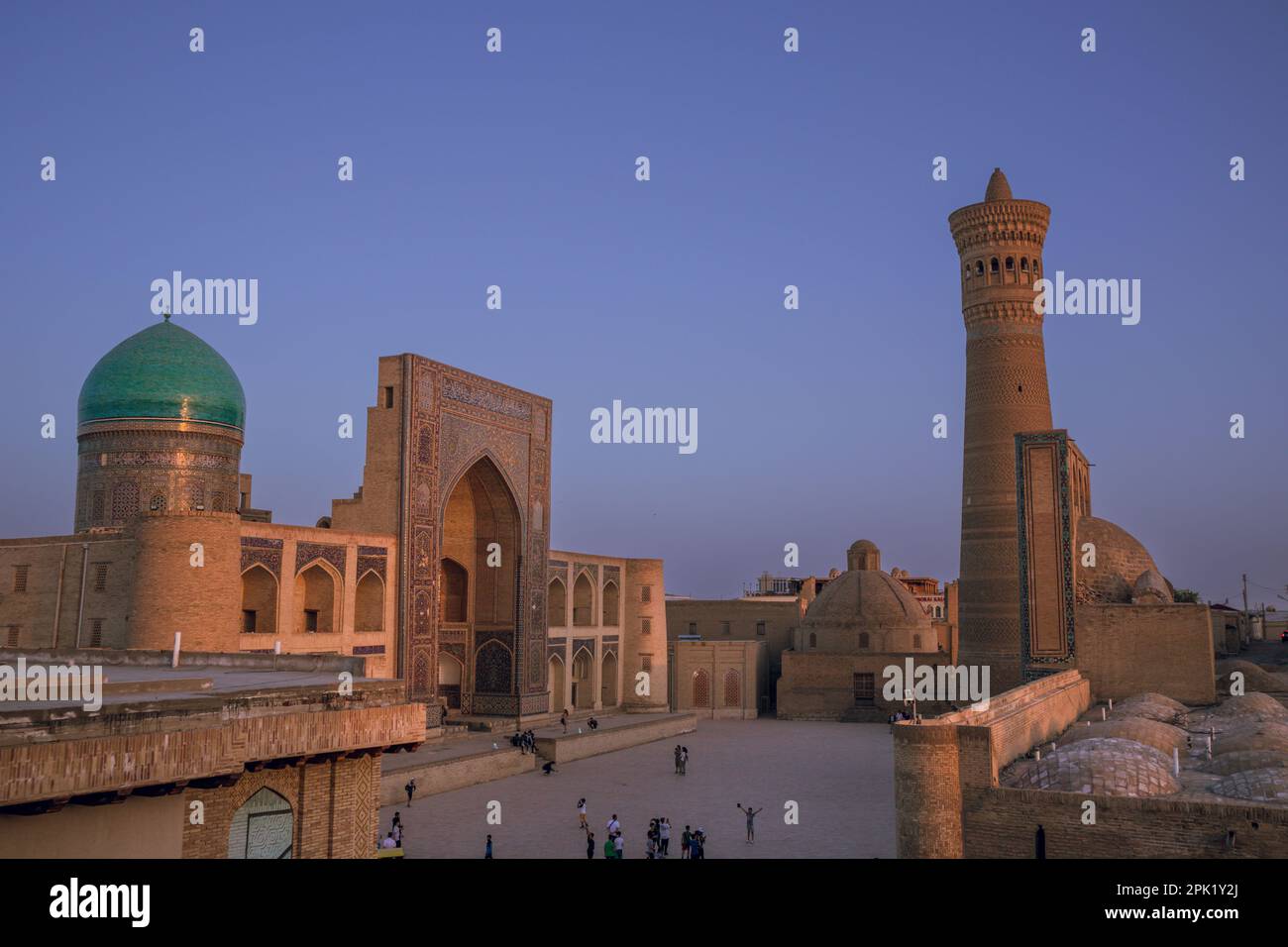 Sonnenuntergang und persische Architektur in der alten Seidenstraße Bukhara, Usbekistan, Po-i-Kalan islamischer religiöser Komplex, Kalyan Moschee Stockfoto