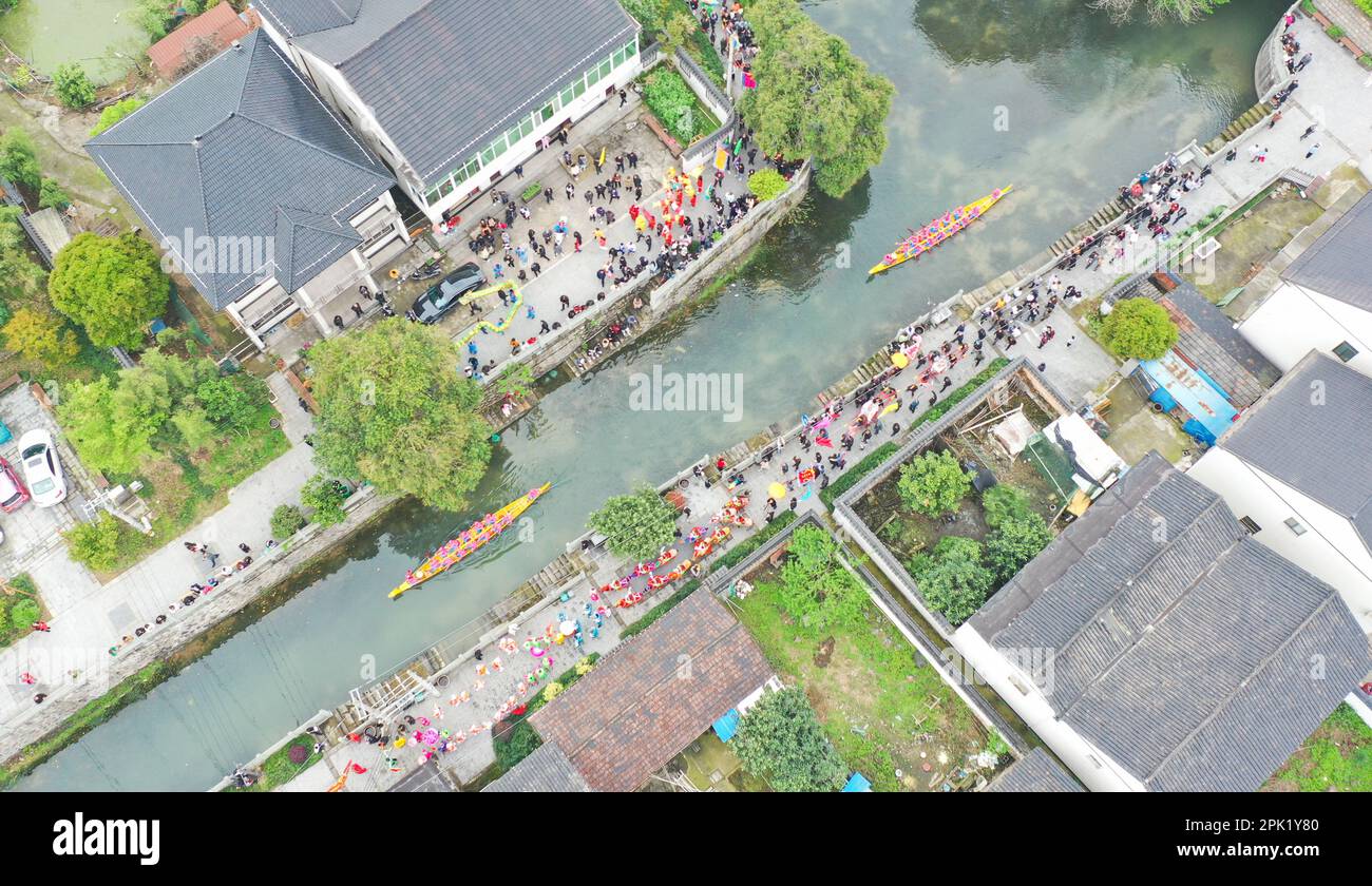 HUZHOU, CHINA - 5. APRIL 2023 - Seidenraupenfrauen fahren mit Drachenbooten im Dorf Tangjing, Unterbezirk des Xiazhu-Sees, Deqing County, Stadt Huzhou, Ostchina Stockfoto