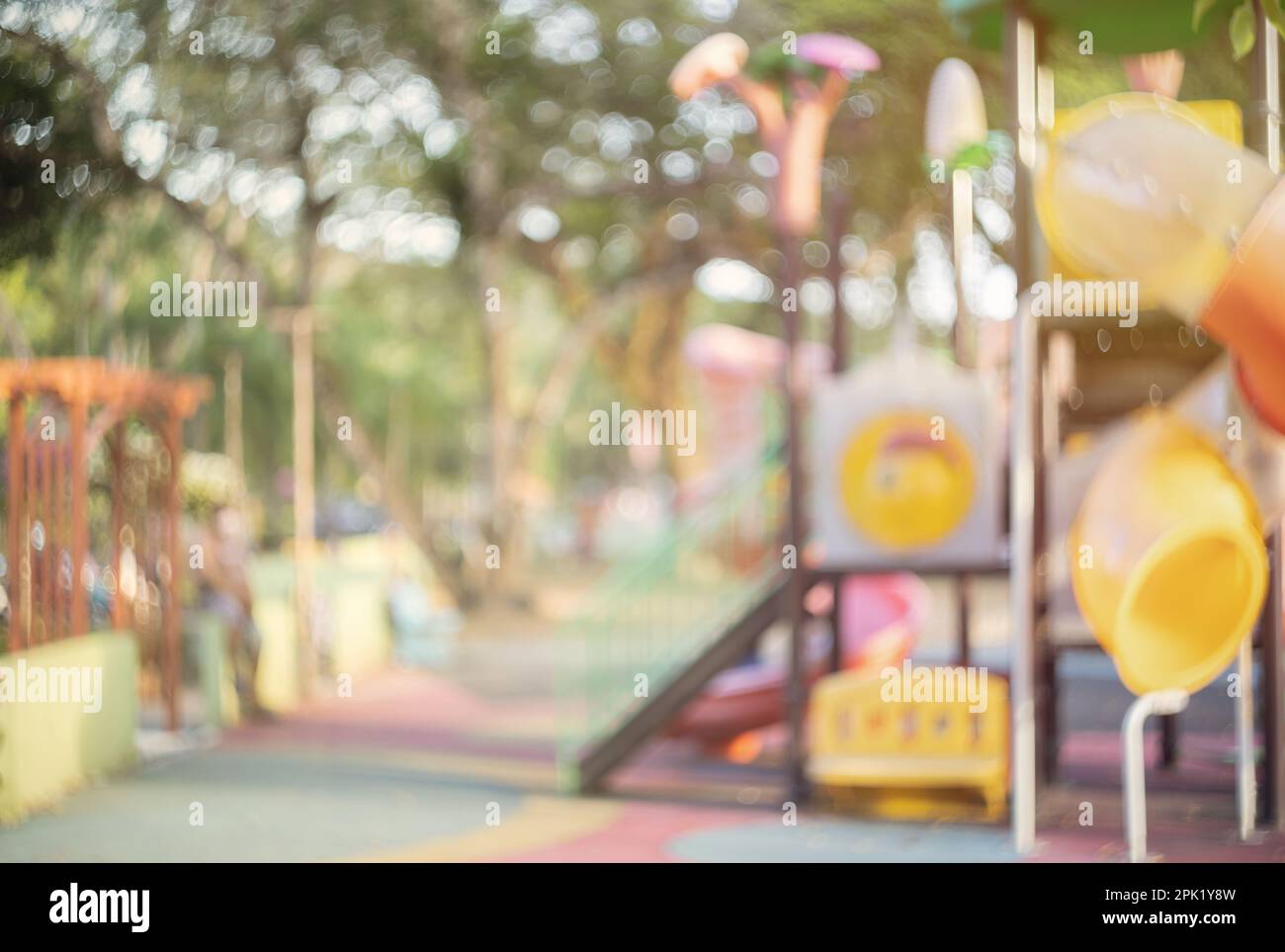 Unscharfer grüner Hintergrund Unscharfer öffentlicher Spielplatz Park, Tagesstätte im Freien mit hellem Bokeh Bokeh, Sommerunschärfe im Kinderfrühling Stockfoto