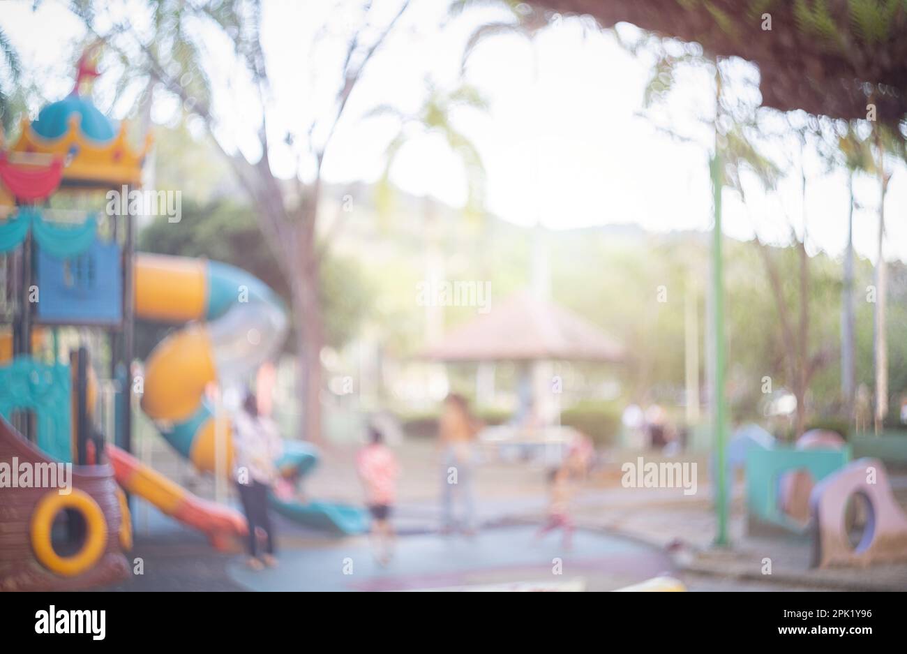 Unscharfer grüner Hintergrund Unscharfer öffentlicher Spielplatz Park, Tagesstätte im Freien mit hellem Bokeh Bokeh, Sommerunschärfe im Kinderfrühling Stockfoto