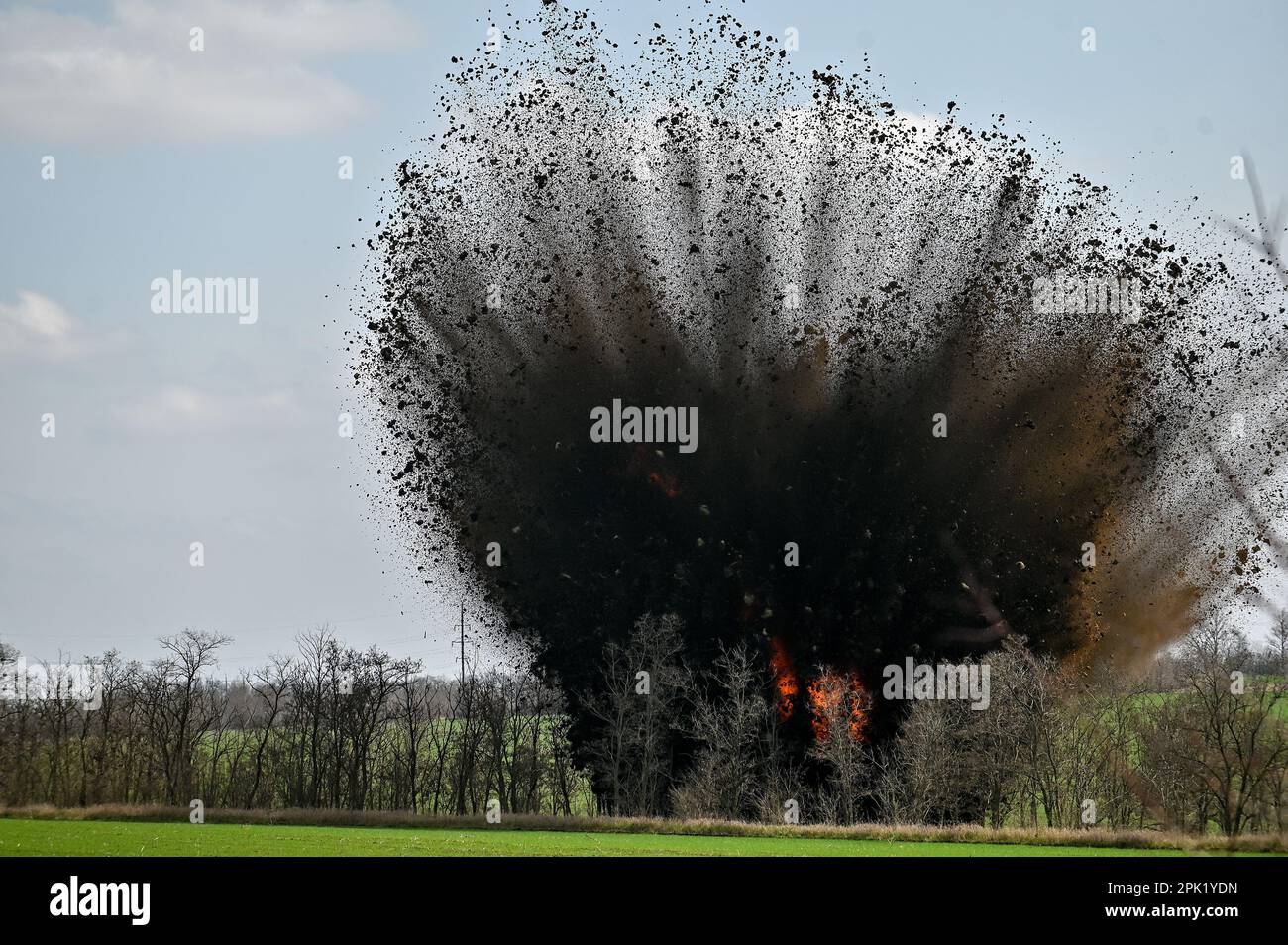 ORIKHIV, UKRAINE - 4. APRIL 2023 - die kontrollierte Explosion einer FAB-500-Luftbombe findet in Orichhiv, Region Zaporischzhia, Südosten Großbritanniens statt Stockfoto