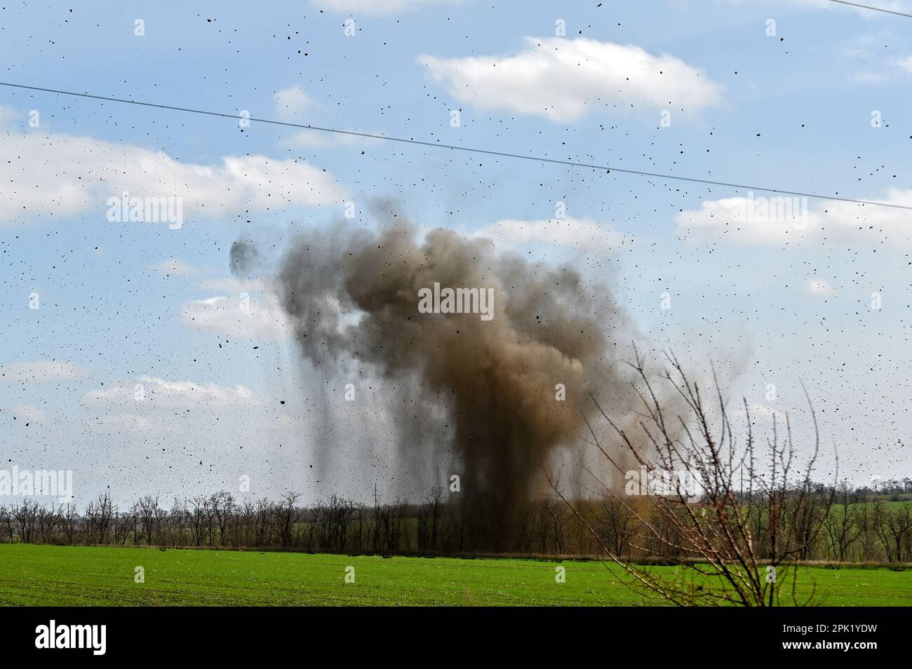 ORIKHIV, UKRAINE - 4. APRIL 2023 - die kontrollierte Explosion einer FAB-500-Luftbombe findet in Orichhiv, Region Zaporischzhia, Südosten Großbritanniens statt Stockfoto