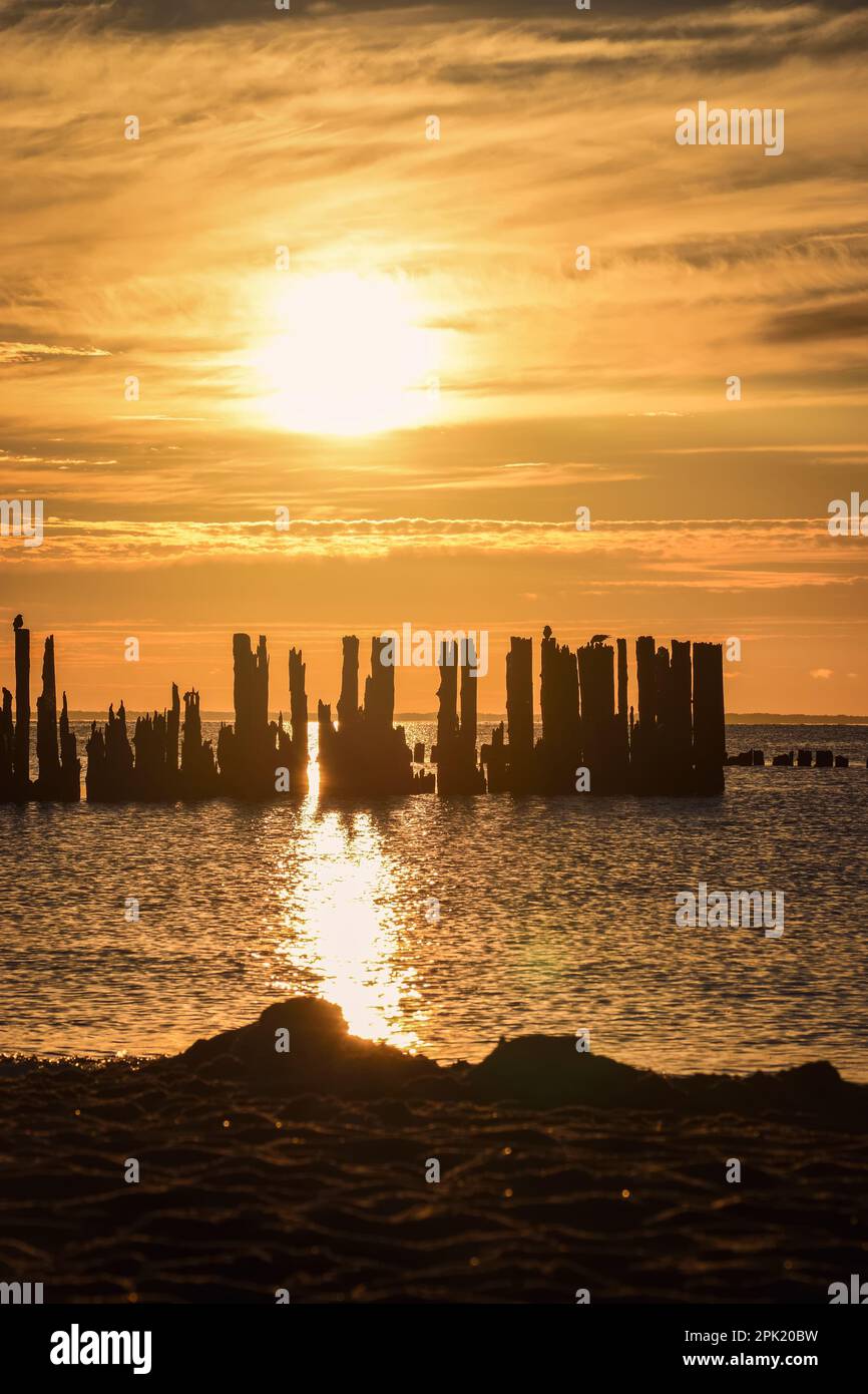 Wunderschöne farbenfrohe Küstenlandschaft am Morgen. Foto in der Nähe der Ruinen der Torpedo-Station in Babie Doly in Gdynia, Polen. Stockfoto