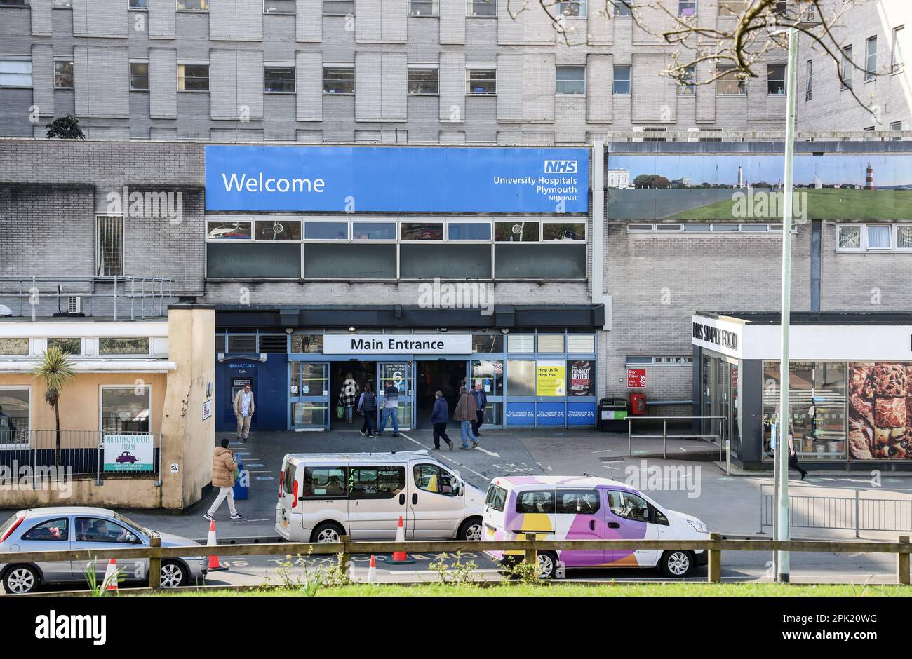 Der Haupteingang zum Derriford Hospital Plymouth, Platz in der Nähe. Gitterartig. Stockfoto