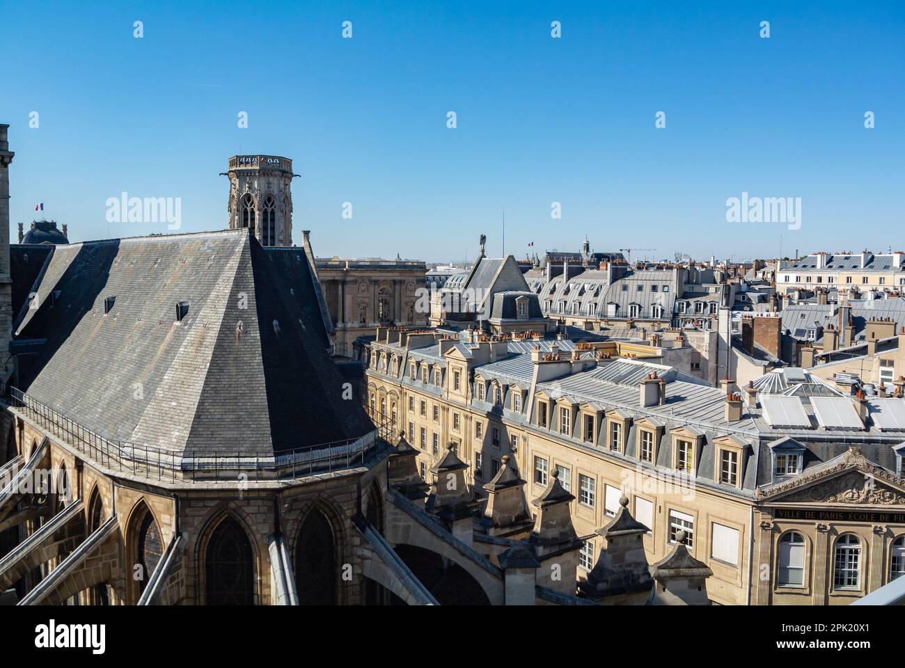 Paris, Frankreich, ein Blick aus der Vogelperspektive auf die Kirche Saint-Germain l'Auxerrois, eine römische katholische Kirche im gotischen Stil Stockfoto