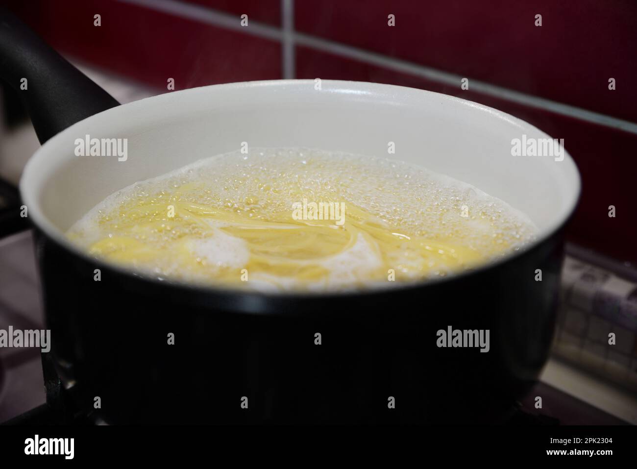 Pasta in Kochtopf auf dem Herd kochen, Nahaufnahme Stockfoto