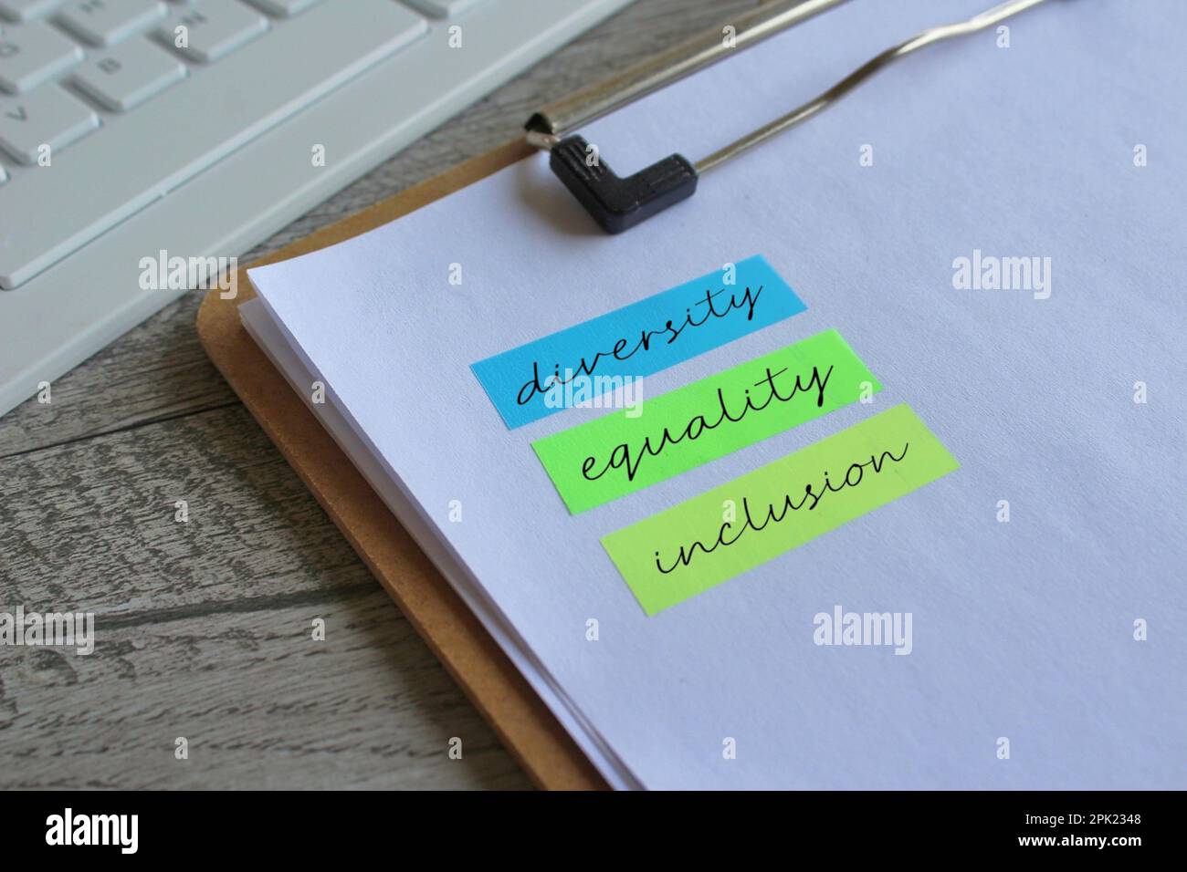 Papier-Klemmbrett mit Text Diversity Equality Inclusion Schreiben Sie auf eine Haftnotiz. Stockfoto