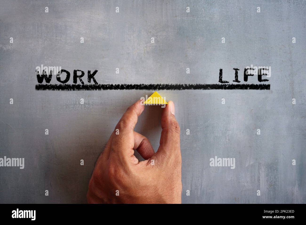 Handgehaltenes Holzdreieck mit Text ARBEIT und LEBEN. Work-Life-Balance-Konzept Stockfoto