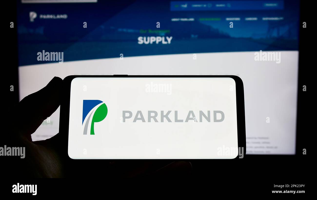Person, die ein Smartphone mit dem Logo des Energieeinzelhandelsunternehmens Parkland Corporation auf dem Bildschirm vor der Website hält. Konzentrieren Sie sich auf das Display des Telefons. Stockfoto