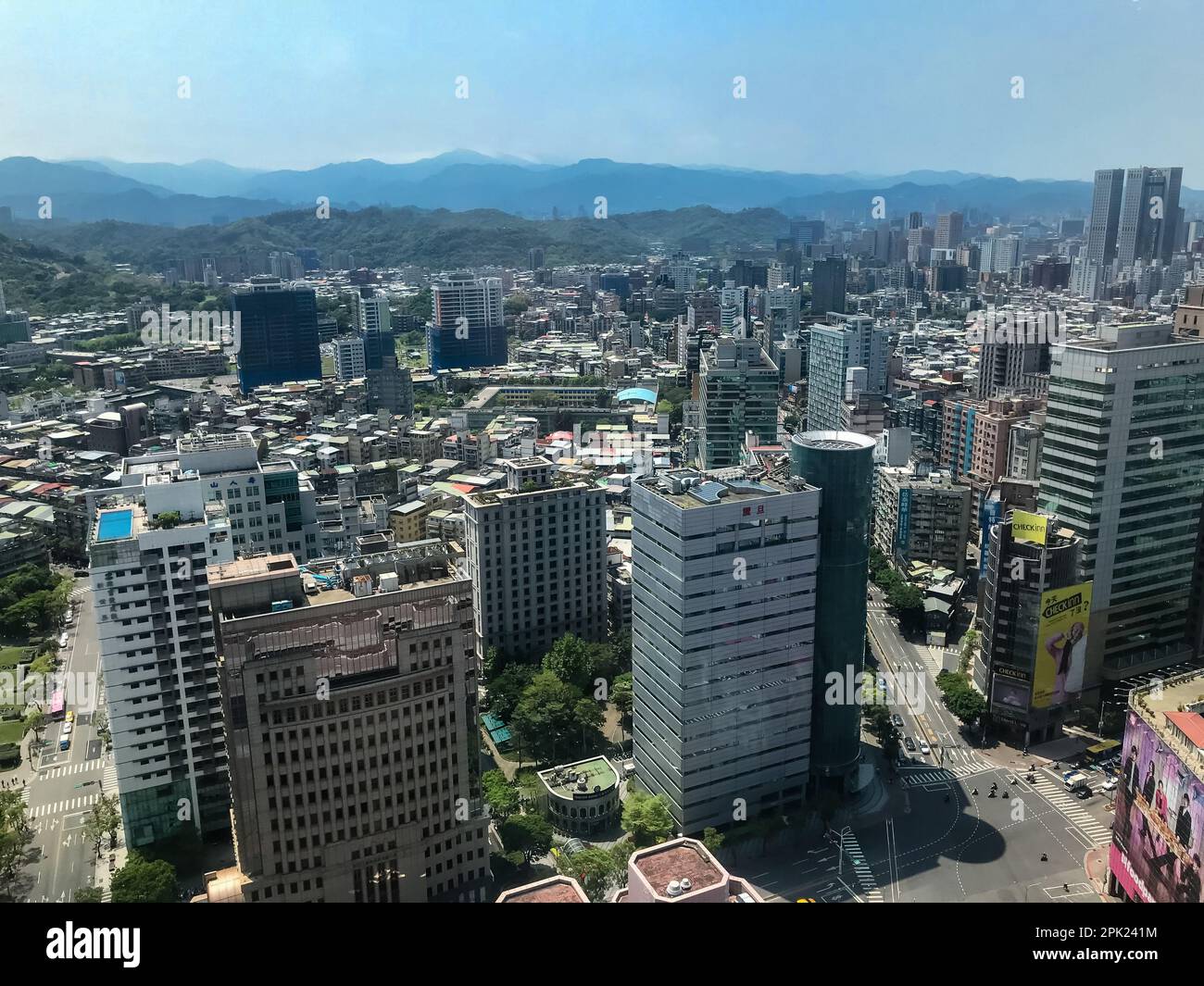 Blick aus der Vogelperspektive auf den Xinyi-Bezirk Taipei in Taiwan. Dieses Viertel ist ein erstklassiges Einkaufsviertel in Taipei. Stockfoto