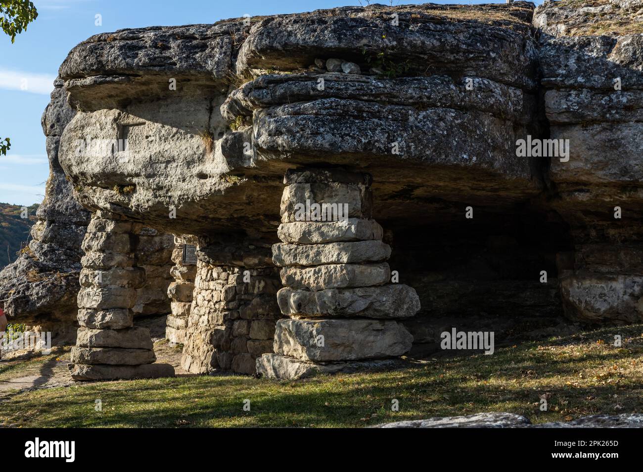 Höhlentempel der vorchristlichen Zeit Pagan IX. Jahrhundert im Dorf Monastyrok Borshchivsky District in der Ukraine. Stockfoto