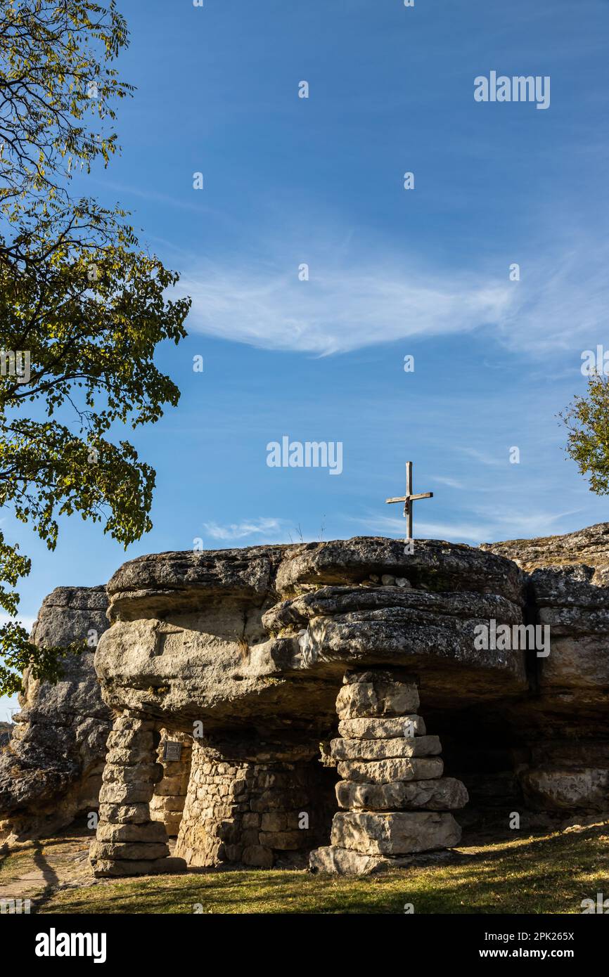 Höhlentempel der vorchristlichen Zeit Pagan IX. Jahrhundert im Dorf Monastyrok Borshchivsky District in der Ukraine. Stockfoto