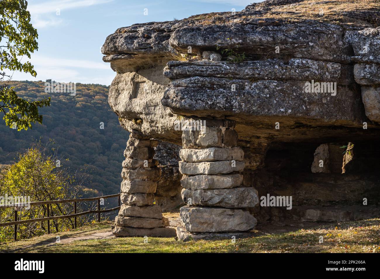 Höhlentempel der vorchristlichen Zeit Pagan IX. Jahrhundert im Dorf Monastyrok Borshchivsky District in der Ukraine. Stockfoto