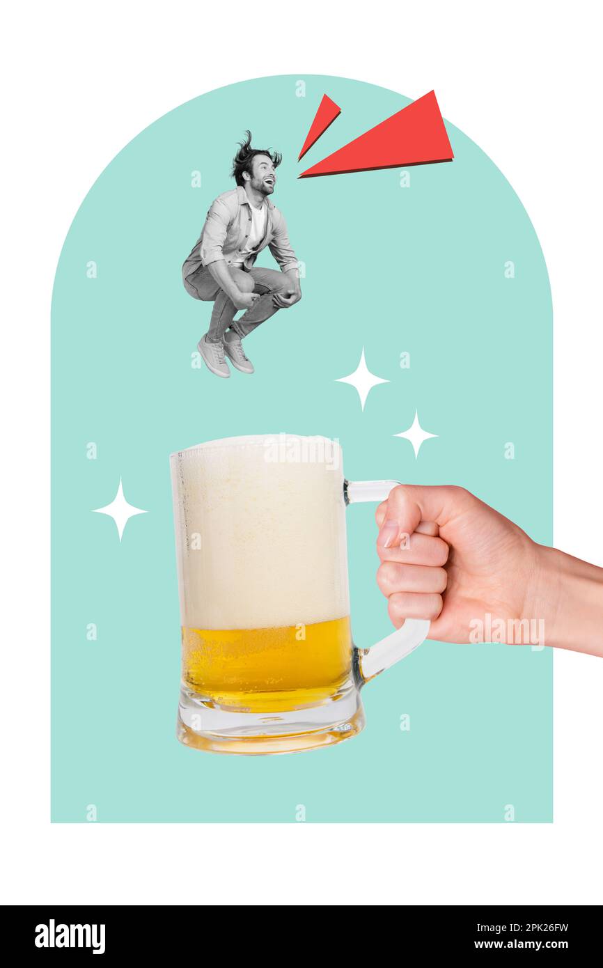 Vertikale Collage Kunstwerke Foto Party Ereignis Hand halten Glas Tasse Bier Tauchen verrückter Student Guy Scream haben Spaß isoliert auf blauem Hintergrund Stockfoto