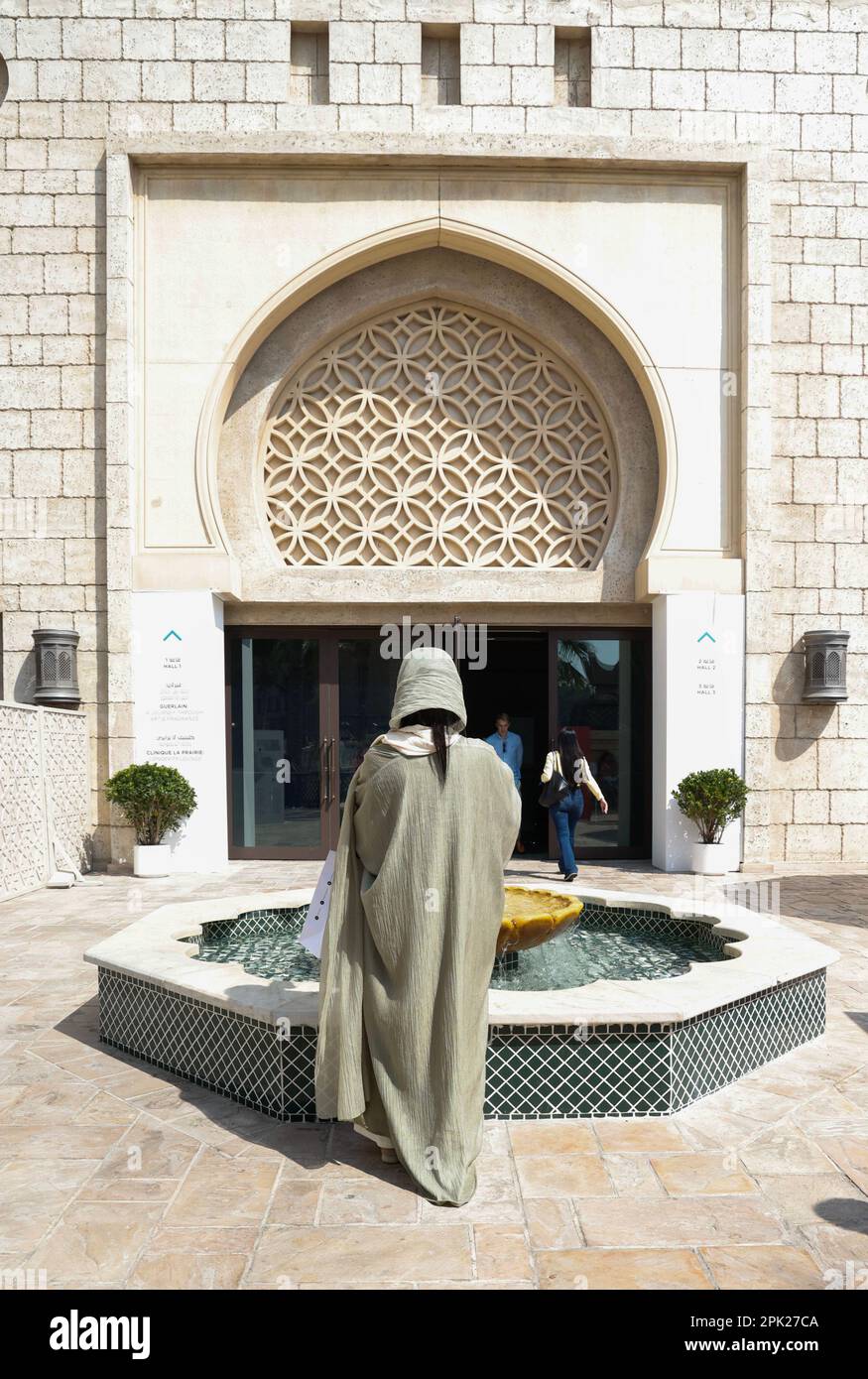 Art Dubai 2023 im Madinat Jumeirah Conference & Events Centre in Dubai, Vereinigte Arabische Emirate. Stockfoto