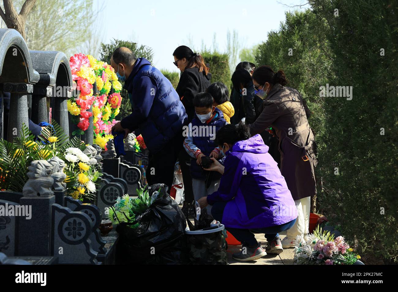 Peking, Chinas autonome Region Ningxia Hui. 1. April 2023. Auf dem Songhe-Friedhof in Yinchuan, Nordwestchina, Autonome Region Ningxia Hui, würdigen die Menschen den Verstorbenen am 1. April 2023. Kredit: Yang Wenxi/Xinhua/Alamy Live News Stockfoto