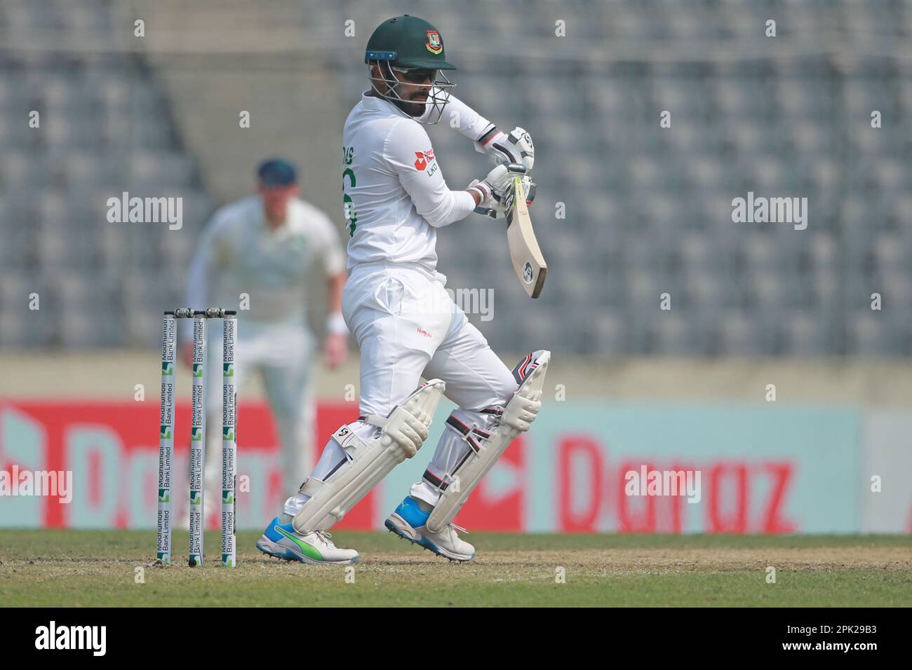 Litton Kumar das Fledermäuse am zweiten Tag des alleinigen Testspiels zwischen Bangladesch und Irland im Sher-e-Bangla National Cricket Stadium, Mirpur, Stockfoto