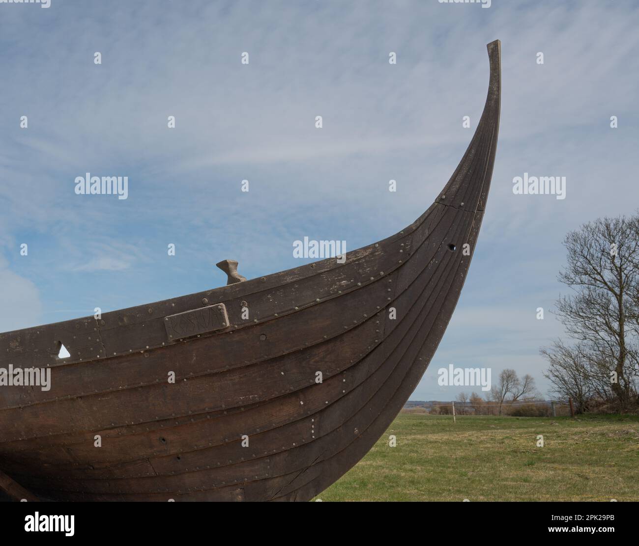 Der Bug eines alten wikingerschiffs, das auf dem Rasen in einem Museum in Tissø, Dänemark, steht, 4. April 2023 Stockfoto