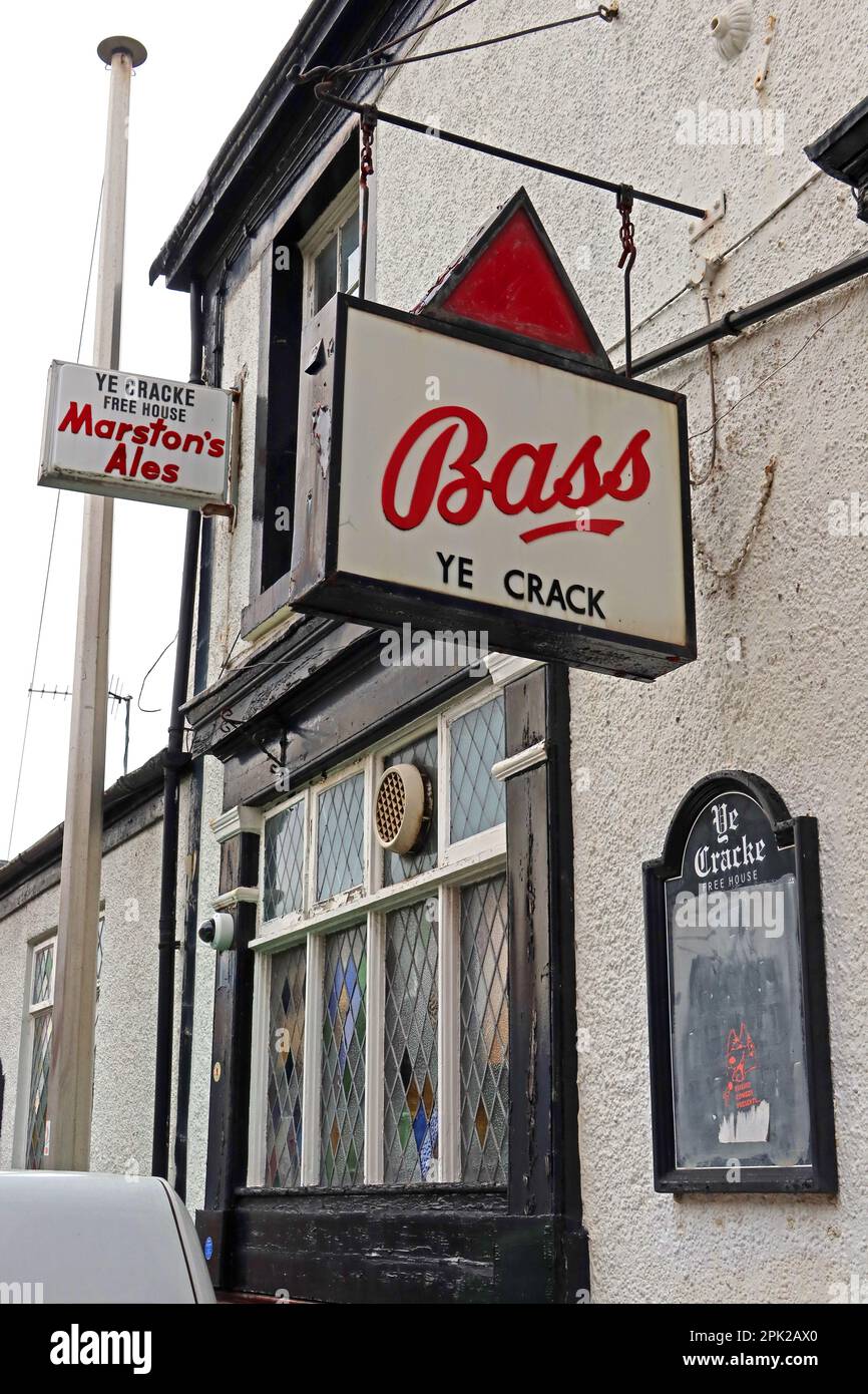Ye Crack, historischer Liverpool Freehouse Pub, wo John Lennon trank, Bass und Marstons Ales Schilder, 13 Rice Street, L1 9BB Stockfoto
