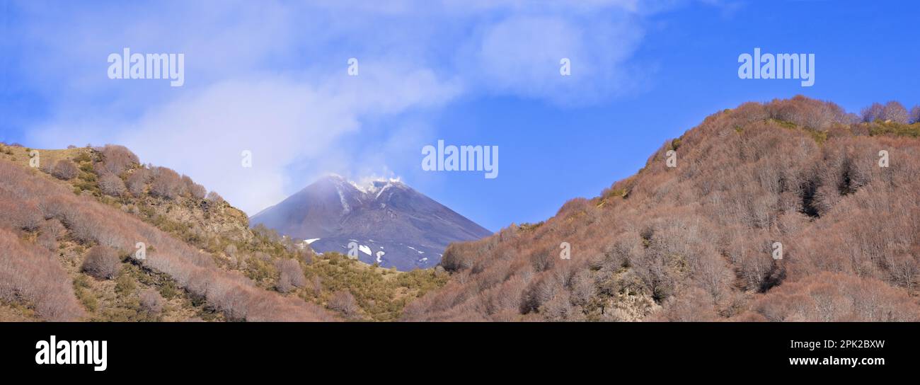 Panoramica dall'alto del cratere del vulcano Ätna durante giornata di sole in estate e cielo blu con emissione di vapore - Stockfoto