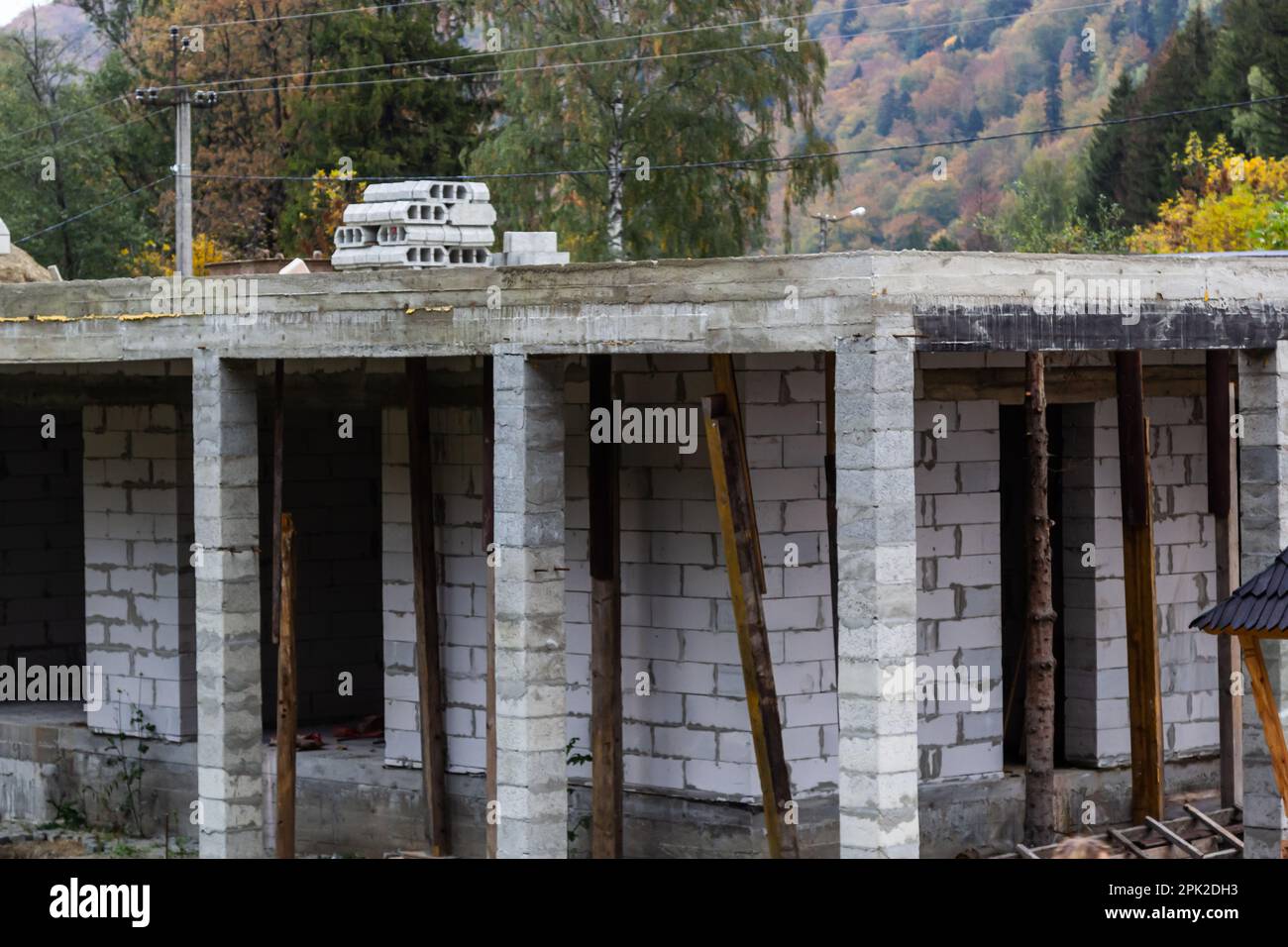 Baustelle Mit Im Bau Befindlichem Haus. Kleine und erschwingliche Häuser mit Betonhohlblöcken. Stockfoto