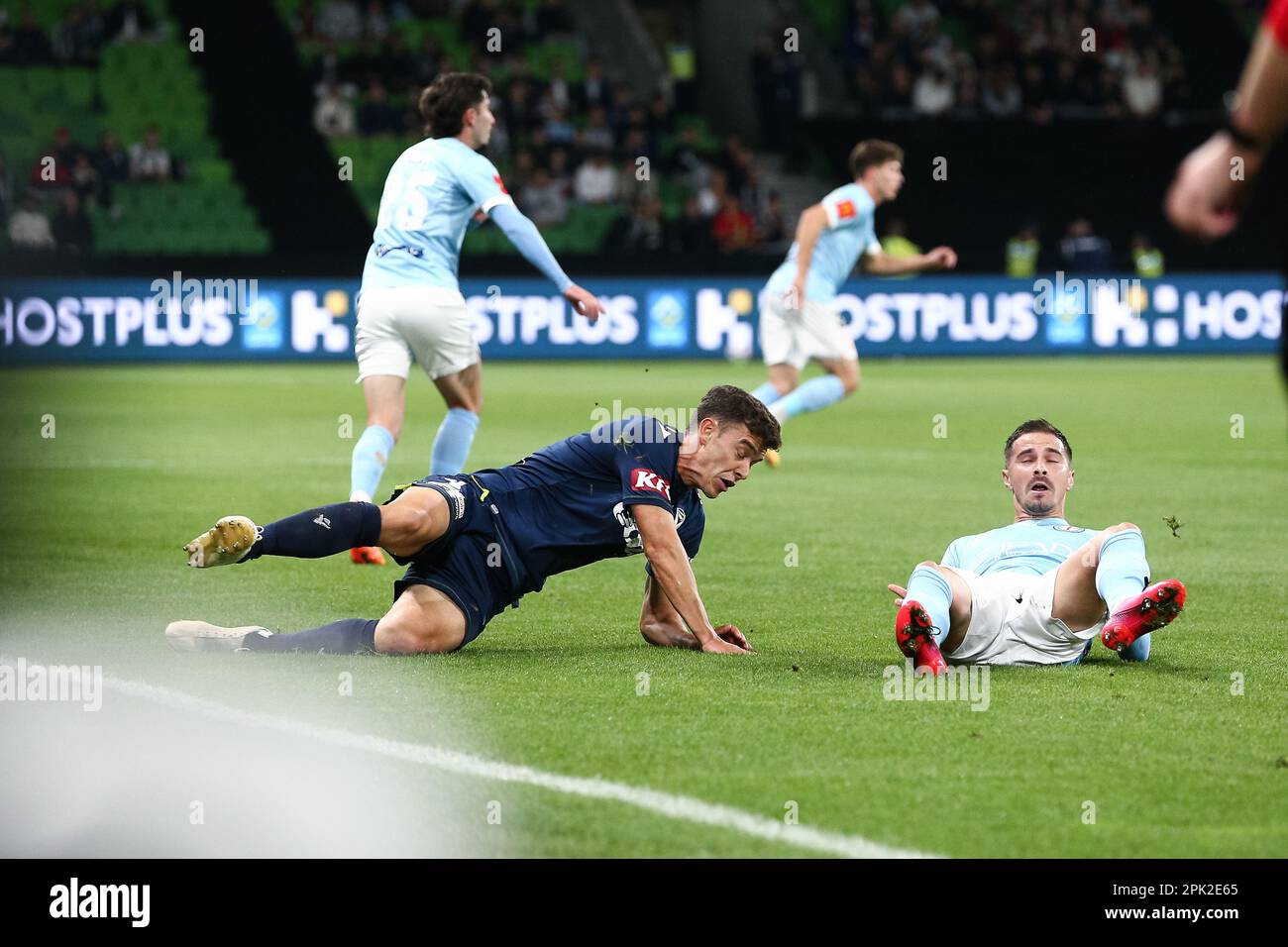 Melbourne, Australien, 5. April 2023. Enrique Lopez Fernandez von Melbourne Victory fällt beim A-League-Fußballspiel zwischen dem Melbourne City FC und dem Melbourne Victory im AAMI Park am 5. April 2023 in Melbourne, Australien. Kredit: Dave Hewison/Speed Media/Alamy Live News Stockfoto