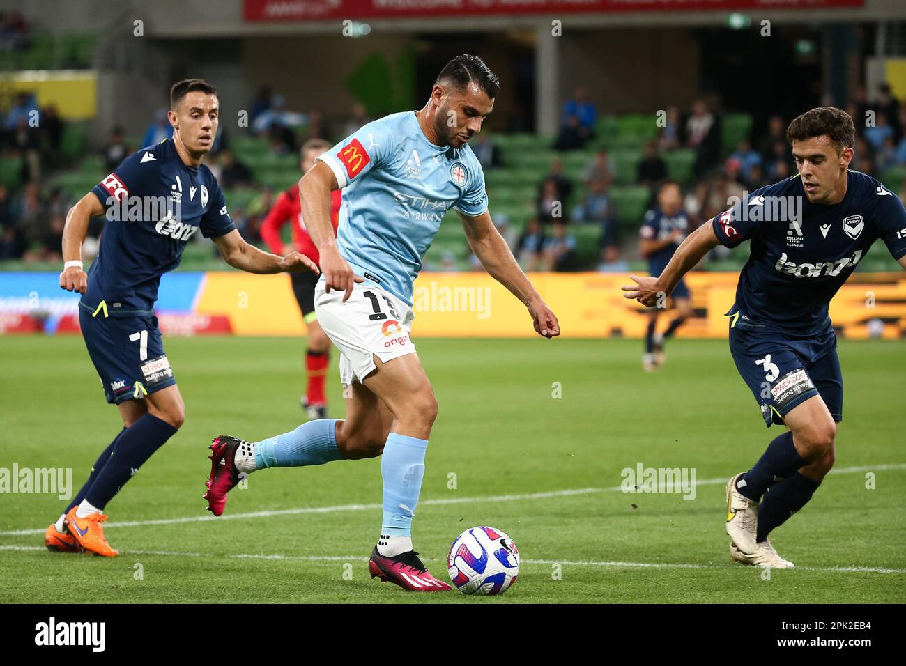 Melbourne, Australien, 5. April 2023. George Timotheou von Melbourne Victory kontrolliert den Ball während des A-League-Fußballspiels zwischen Melbourne City FC und Melbourne Victory im AAMI Park am 5. April 2023 in Melbourne, Australien. Kredit: Dave Hewison/Speed Media/Alamy Live News Stockfoto