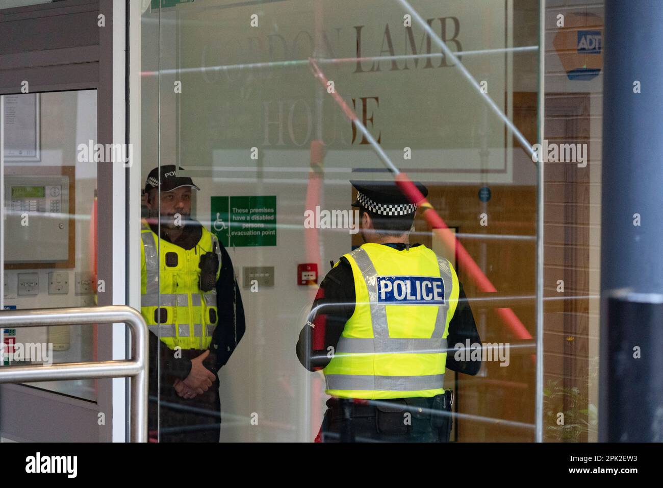 Edinburgh, Schottland, Großbritannien. 5. April 2023 Die Polizei betritt das Bürogebäude Gordon Lamb House, das das SNP-Hauptquartier in Holyrood in Edinburgh hält, nachdem mitgeteilt wurde, dass der ehemalige CEO von SNP Peter Murrell verhaftet wurde. ; Iain Masterton/Alamy Live News Stockfoto