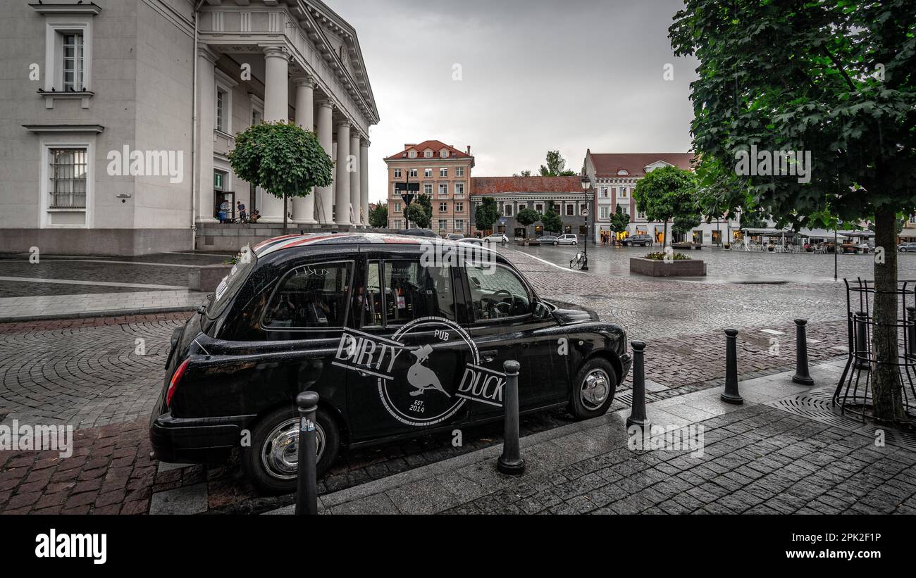 Vilnius, Litauen - London Taxi Car parkt auf dem Rathausplatz Stockfoto