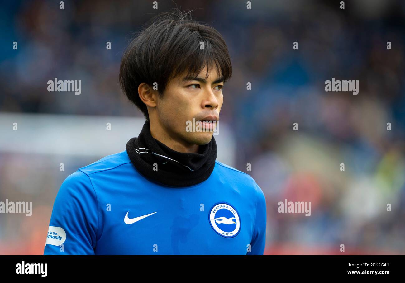 Brightons Kaoru Mitoma erwärmt sich vor dem Spiel Brighton and Hove Albion gegen Brentford Premier League im American Express Community Stadium in Brighton. Samstag, 1. April 2023 - Stockfoto