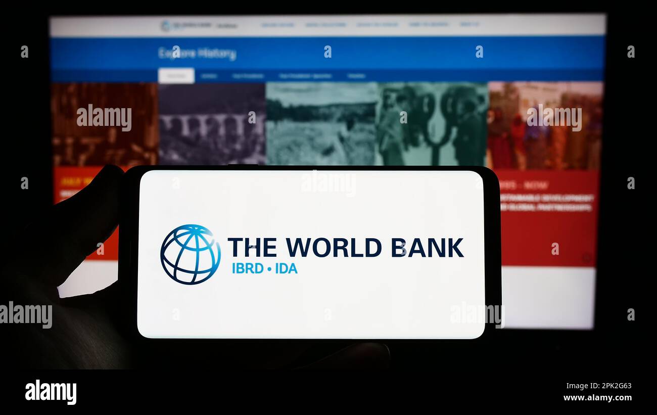 Person, die ein Smartphone mit dem Logo des Finanzinstituts The World Bank auf dem Bildschirm vor der Website hält. Konzentrieren Sie sich auf das Display des Telefons. Stockfoto