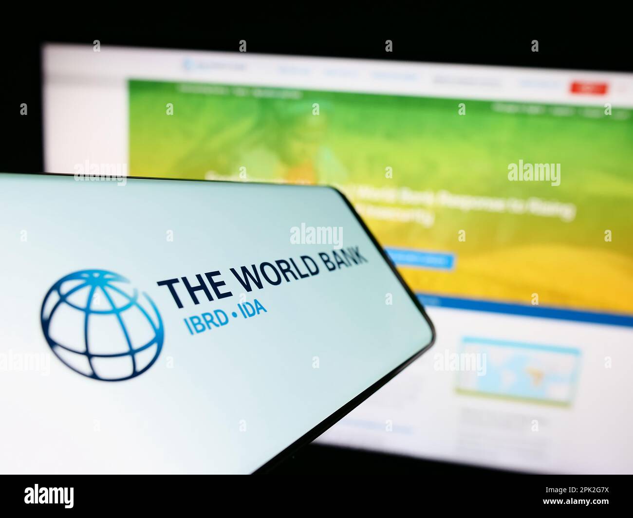 Handy mit Logo des Finanzinstituts der Weltbank auf dem Bildschirm vor der Business-Website. Fokus auf die Mitte links des Telefondisplays. Stockfoto
