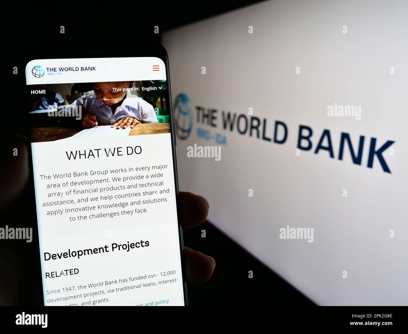 Person, die ein Smartphone mit der Webseite des Finanzinstituts der Weltbank auf dem Bildschirm vor dem Logo hält. Konzentrieren Sie sich auf die Mitte des Telefondisplays. Stockfoto