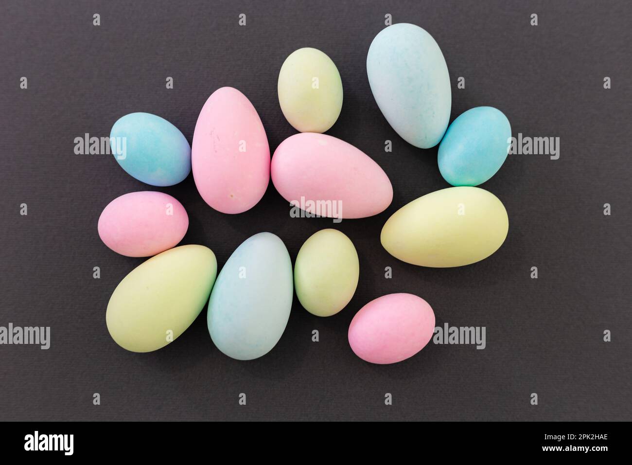 Pastellfarbene Ostereier auf grauem Hintergrund. Stockfoto