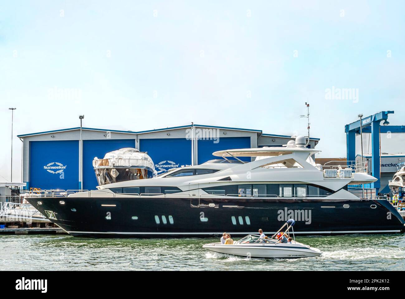 Sunseeker Ship Yard im Hafen von Poole, einem großen natürlichen Hafen, Dorset, England Stockfoto