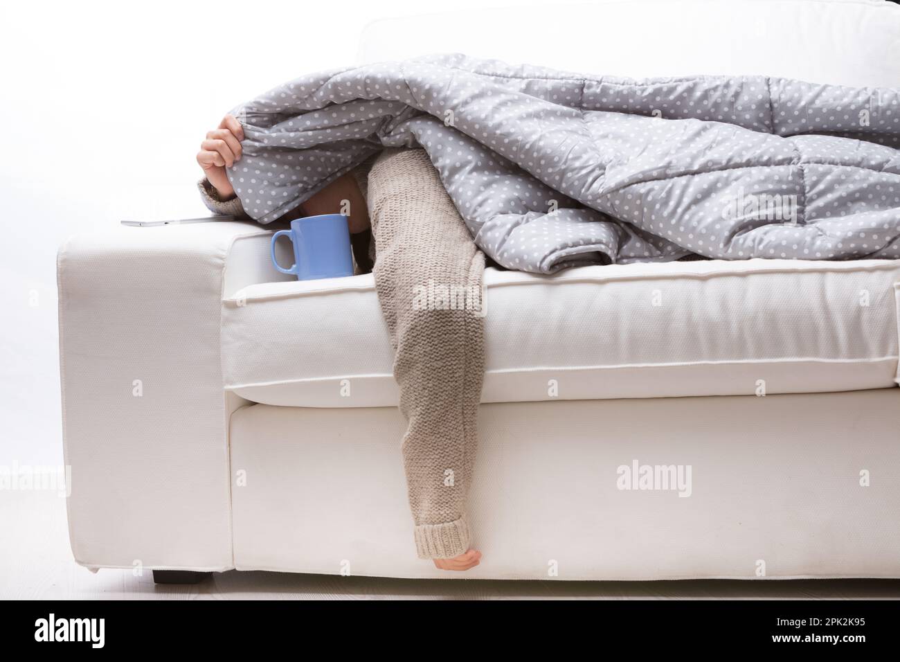 Frau, vorne liegend, weiße Couch, warme Steppdecke, Pullover, Überfordert, Grippe, gucken, heben, schwacher Arm, Erschöpft, heißer Tee, Tasse, Krankheit, krank Stockfoto Frau, vorne liegend, weiße Couch, warme Steppdecke, Pullover, Überfordert, Grippe, gucken, heben, schwacher Arm, Erschöpft, heißer Tee, Tasse, Krankheit, krank Stockfoto