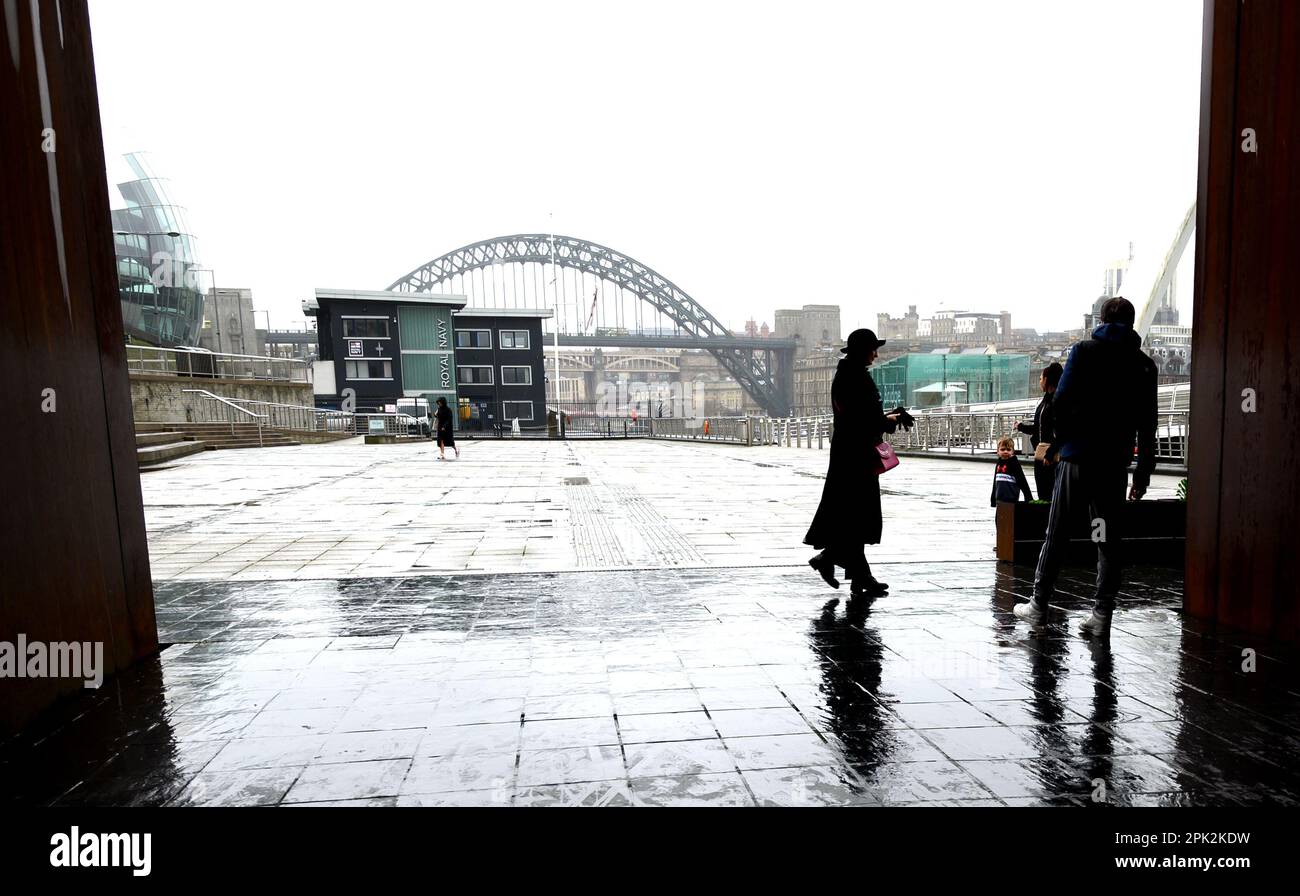 Gateshead, Tyne and Wear, England, Großbritannien. Baltic Centre for Contemporary Art - an einem regnerischen Tag durch den Ausgang blicken Stockfoto