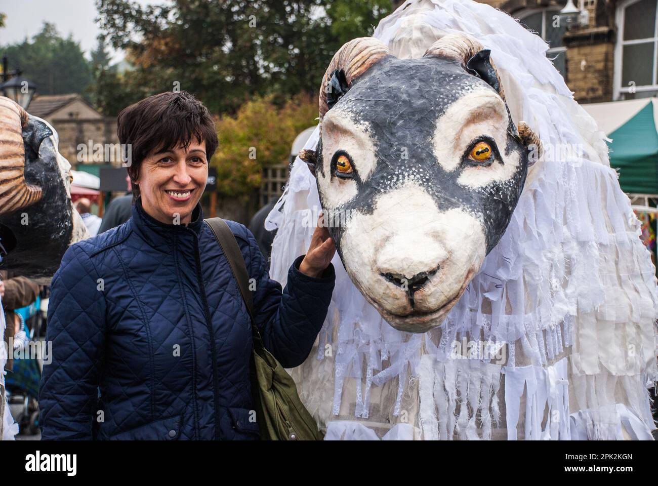 Erwachsene genießen das riesige Swaledale-Schaf beim Skipton's Puppet Festival... Genauso wie die Kinder. Stockfoto