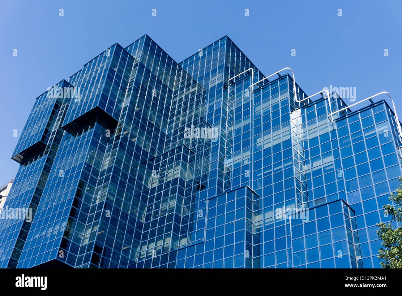 Die Themse, Seitenansicht des Northern & Shell Building in London, Großbritannien Stockfoto